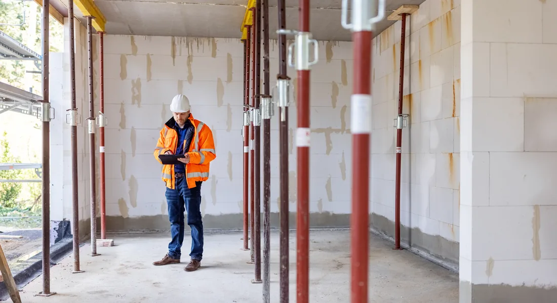 Bauleiter mit Tablet im Rohbau